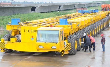 龍派Yl900A型輪胎式運梁車(chē) 龍派Yl900A型輪胎式運梁車(chē)